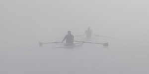 Rameurs dans la brume